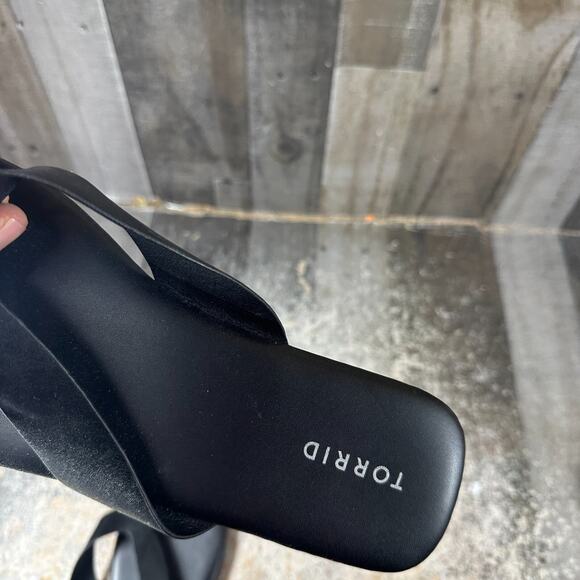 Torrid Square Toe Thong Cushioned Sandal Wide Width Black Women's 12WW - Picture 2 of 10